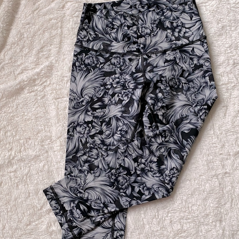 LULULEMON | Black Floral Capri (21” Length) Size 6